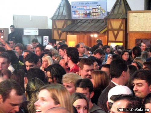 Público participa das canções italianas (Foto: romildo)