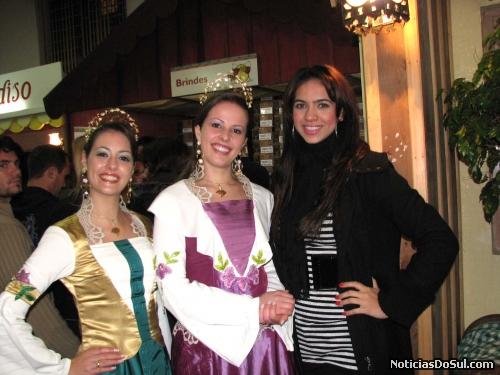 Senhorita Festiqueijo e Dama de Companhia, pousam para fotos (Foto: romildo)