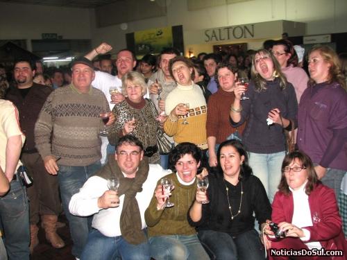 Grupos de participantes pousam para fotos (Foto: romildo)