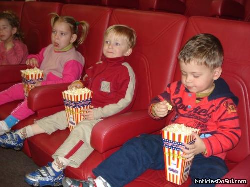 criança comendo pipocas e no cinema (Foto: arquivo ja)
