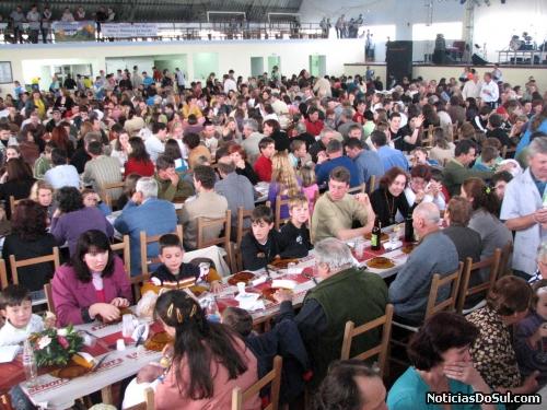 Todos confraternizam num almoço festivo (Foto: romildo)