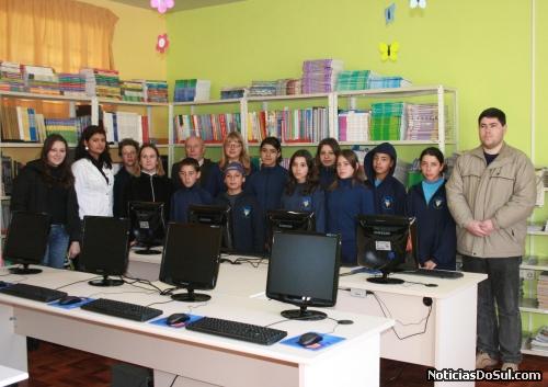 Alunos felizes peo laboratório de informática (Foto: Arquivo JA)