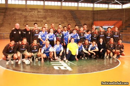 Alunos da APAE com os jogadores da ACBF (Foto: Roberta)
