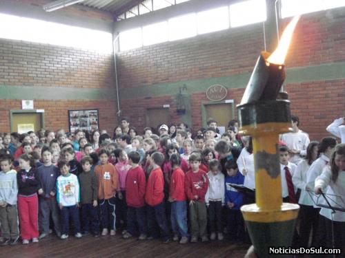 Hoenageando a Pátria (Foto: divulgação)