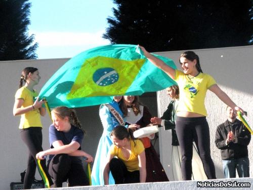 alunos homenageiam a Pátria com apresentações (Foto: romildo)
