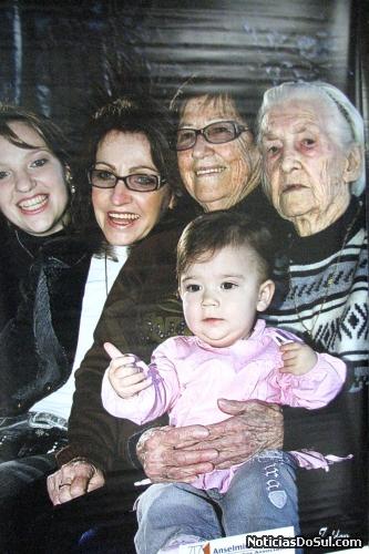 Um dos painéis expostos na Rua Coberta, representando as gerações de mulheres (Foto: romildo)