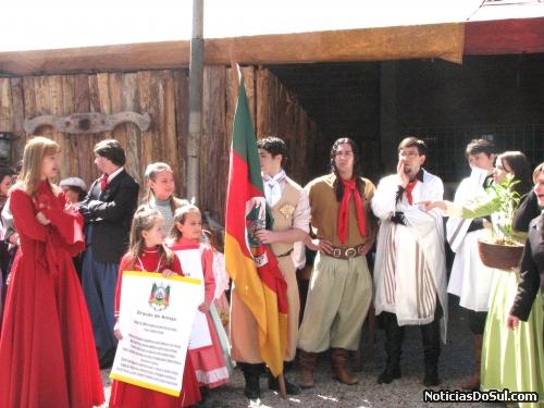 Simbolos do RGS, serão levados ao altar na celebração da Missa Crioula (Foto: romildo)