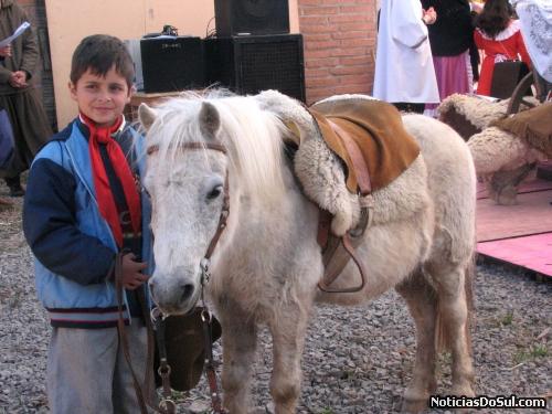  amor aos animais começa cedo e ao cavalo é maior ainda (Foto: Romildo)