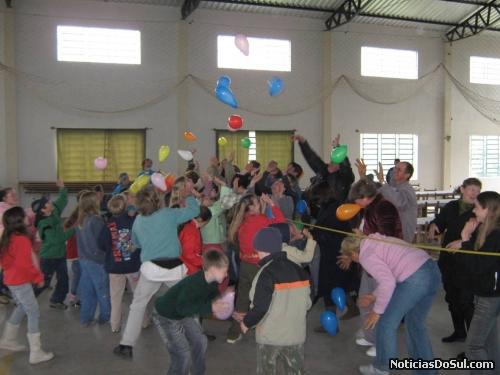 Crianças e a família praticando atividades em conjunto (Foto: Divulgação escola)