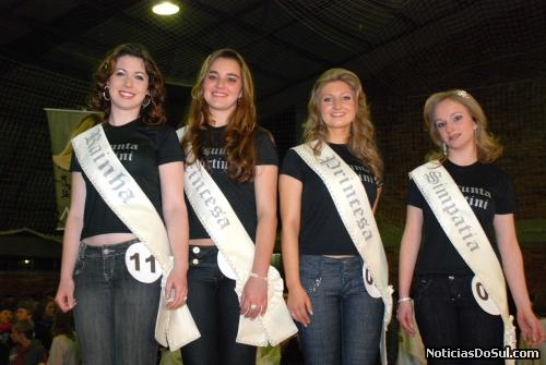 A rainha Letícia, as princesas Vanessa e Carina e a miss simpatia Luana (Foto: PhotoArte)