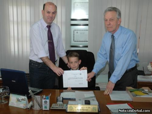 Prefeito Mirim Ian ao lado do prefeito e vice (Foto: PhotoArte)