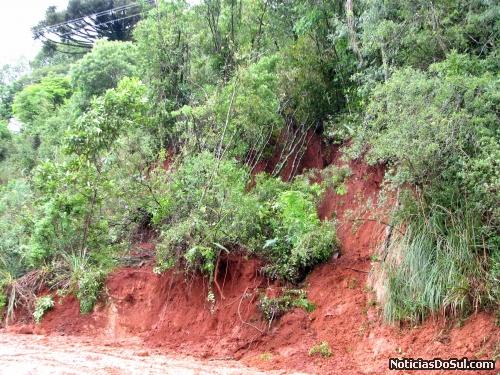 queda de barreira interrompeu o acesso para Arroio Canoas (Foto: romildo)
