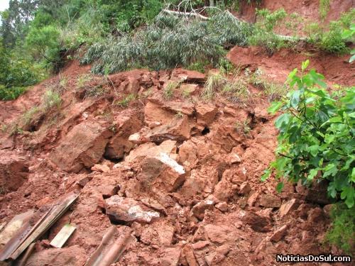 o deslizamento assustou realmente pois movimentou muita terra (Foto: romildo)