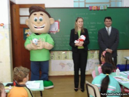 alegrando as crianças no seu dia (Foto: sicredi-SP)