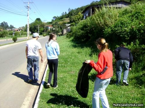 Fazendo o recolhimento do lixo jogado pelos habitantes (Foto: rodrigo)