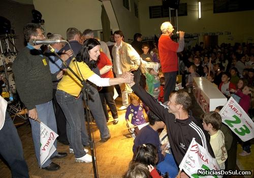Carla cumprimentando a população (Foto: Lermen Foto & Vídeo)