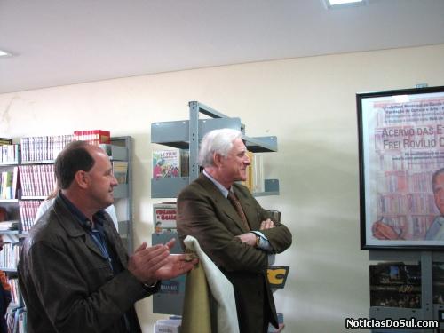 Deescerrada a placa do acervo Frei Rovílio Costa (Foto: romildo)