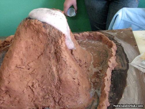 O vulcão em erupção é mostrado aos visitantes (Foto: romildo)