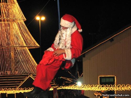 Papai Noel foi a figura mais esperada da noite (Foto: romildo)