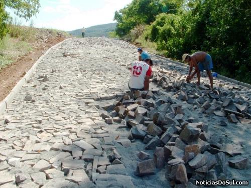 Calçamento das estrada para Linha Comprida (Foto: Cleo Meurer)