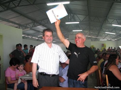 |Prefeito Irani Chies e Adelino Beleboni com o contrato em mãos feliz pela conquista (Foto: romildo)
