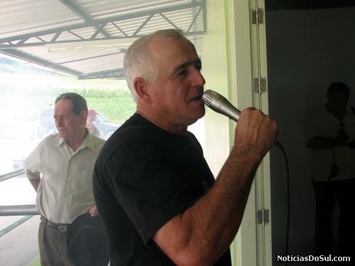 Adelino Beleboni agradece em nome da comunidade (Foto: romildo)