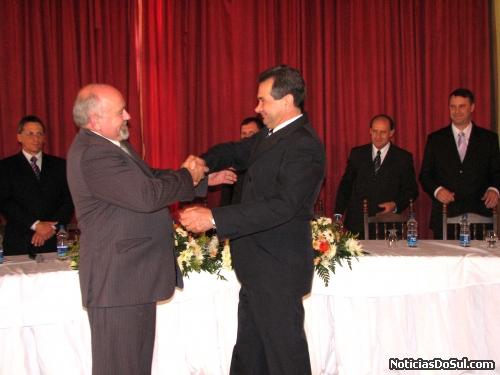 Prefeito Irani Chies entrega as chaves da prefeitura ao novo prefeito Fernando Xavier da Silva (Foto: romildo)