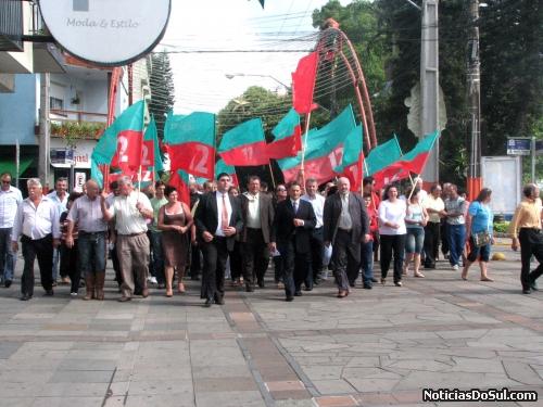 O prefeito eleito e o vice Fernando e Betão, fazem a caminhada do Clube União á prefeitura acompanhados por correligionários (Foto: romildo)