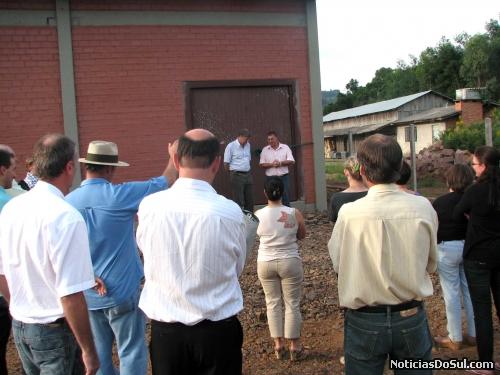 o Prefeito Leonardo e Deptado Renato Molling na inauguração do Barracão Industrial (Foto: romildo)