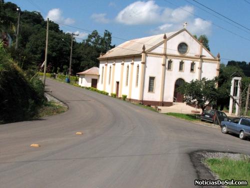 Linha Babilônia, recebu tambpem um pouco de asfalto, nas proximidades da Escola e Igreja (Foto: romildo)