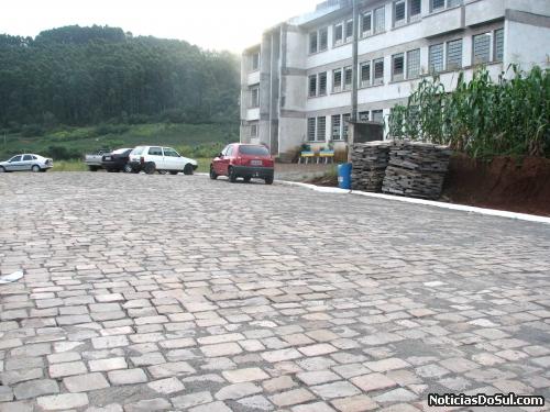 A rua que leva à Escola São Pedro, recebeu calçamento, garantindo melhor acesso aos estudantes (Foto: romildo)