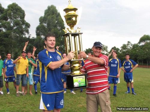 Capitão do E C São José Bailônia, recebu a taça de Campeão das mãos do Prefeito Leonardo Muller (Foto: romildo)