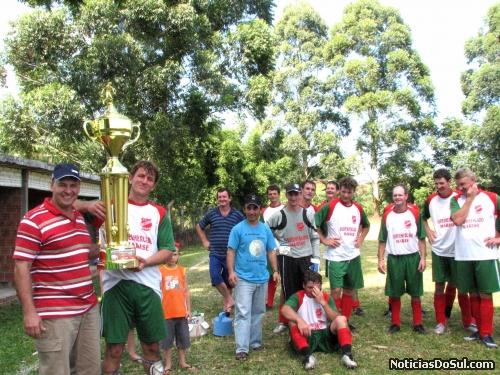 Capitão do Campestre Baixo, recebeu a taça das mãos do Prefeito Leonardo L Muller (Foto: romildo)