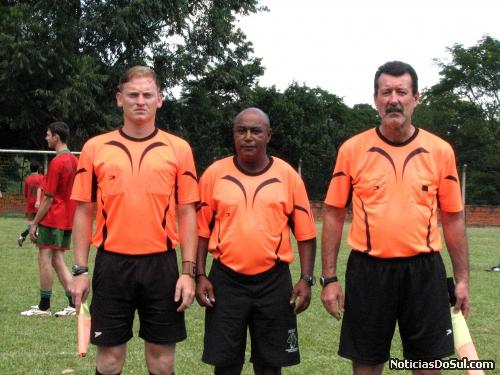 TRio de asrbitragem, que atuou no jogo decisivo dos Titulares, com bom desempenho (Foto: romildo)
