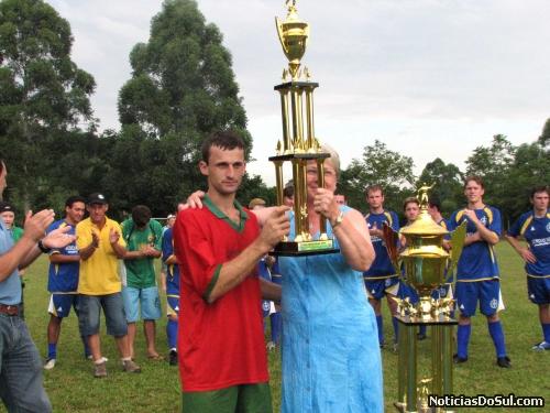 Capitão do E C São Pedro pela conquista do Vice-Campeonato (Foto: romildo)