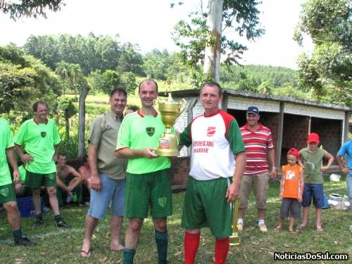 Capitão do São Pedro, receb a taça de Vice-Campeão na categoria Veteranos (Foto: romildo)