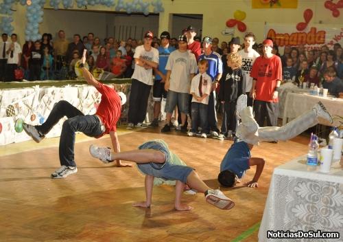 O baile teve apresentação de dança de rua (Foto: Lermen Foto & Vídeo)