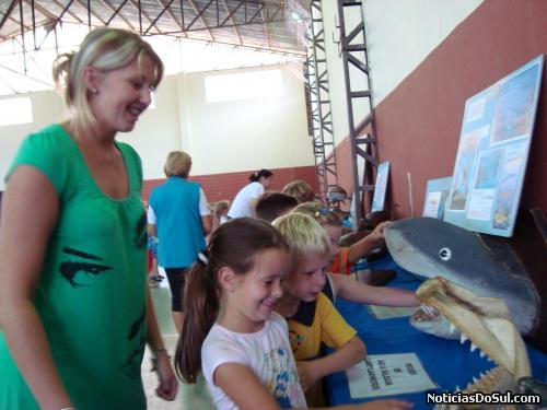 Crianças e professores, observam e tocam os animais expostos (Foto: divulgação/educação)