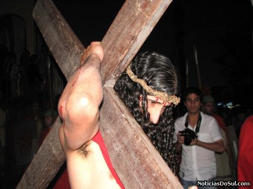 A cruz é entregue a Jesus, apesar d Ele estar todo ferido e com imensas dores pelos açoites e pelos espinhos da coroa na cabeça (Foto: romildo)