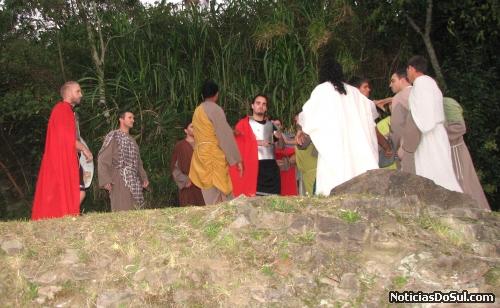 Judas entrega Jesus e êle é preso pelos guardas do templo e conduzido a Caifás (Foto: romildo)