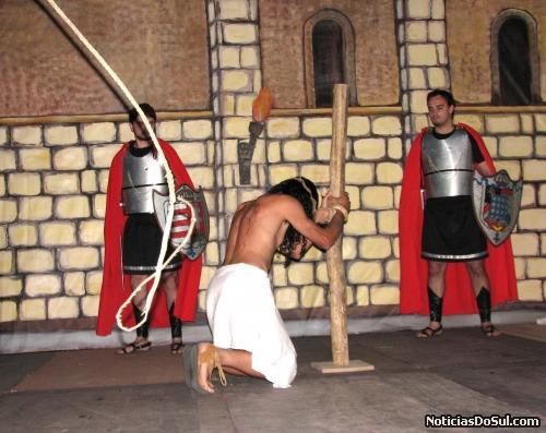 Jesus é flagelado sob as ordens de Pilatos, muito além do permitido na época e coroado de espinhos (Foto: romildo)