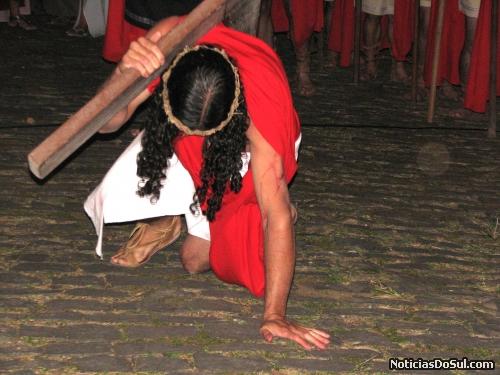 Jesus não suportando o peso da cruz cai mais uma vez, lembra nossas caídas no pecado (Foto: romildo)