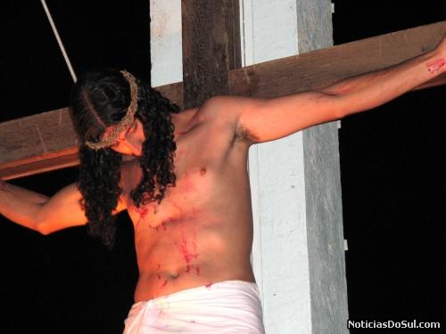 Após muita dor e sofrimento Jesus morre na cruz pelos nossos pecados e pela nossa salvação (Foto: romildo)