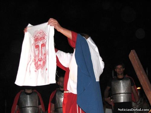 Verônica que acompanhave Jesus em seu calvário enxuga o rosto de Jesus e o vê estampado em sua toalha. (Foto: romildo)