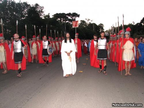 Jesus segue em companhia dos guardas para comparecer perante Pilatos (Foto: romildo)
