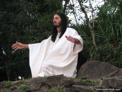 Jesus no Horto da Oliveiras, reza pedindo forças para suportar oq ue estava por vir (Foto: romildo)