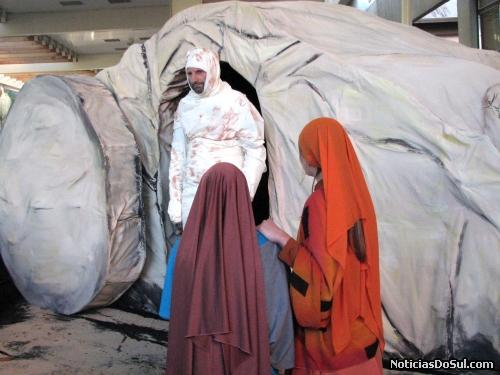 Lázaro atende o cahamado de Jesus e sai do túmulo para alegria de Marta e Maria suas irmãse sai para fora do Túmulo, para alegria de suas irmãs Marta e Maria (Foto: romildo)