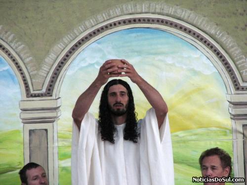 Ao elevar o pão jesus disse "este é o meu corpo que é dado por vós", Jesus se entrega a todos nós (Foto: romildo)