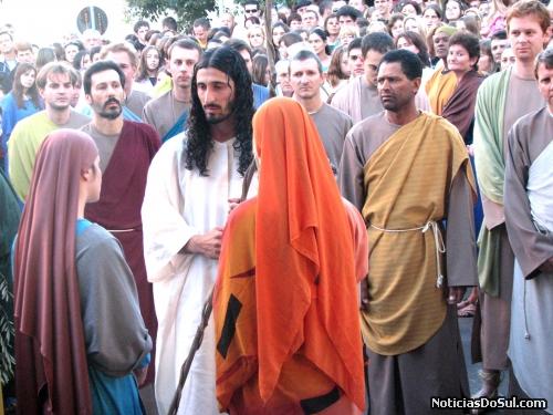 Jesus se encontra com Marta e Maria e receb a notícia da morte de Lázaro (Foto: romildo)