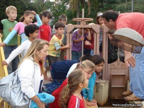 Conhecer a Corsan e seu trabalho chama atebnção das crianças (Foto: Escola SM)